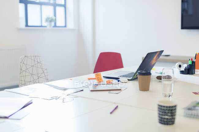 Laptop, Papierkram und Kaffee auf Konferenztisch — Stockfoto