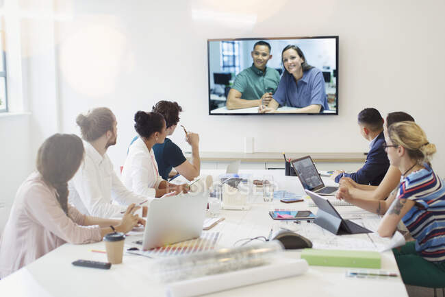 Designers videoconferência com colegas em reunião de sala de conferências — Fotografia de Stock
