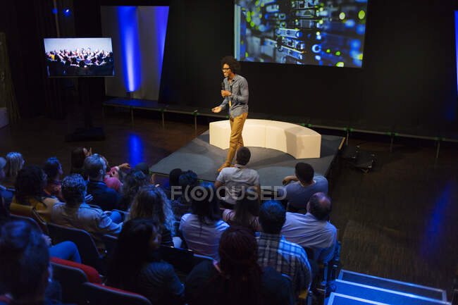 Audiência assistindo palestrante masculino no palco — Fotografia de Stock