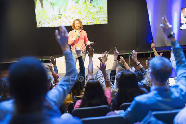 Pubblico della conferenza con le mani alzate per l'oratore sul palco — Foto stock