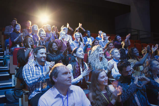 Vista da audiência da conferência aplaudir — Fotografia de Stock