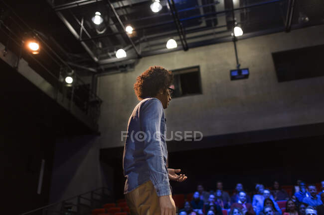 Altavoz masculino en el escenario hablando con el público - foto de stock