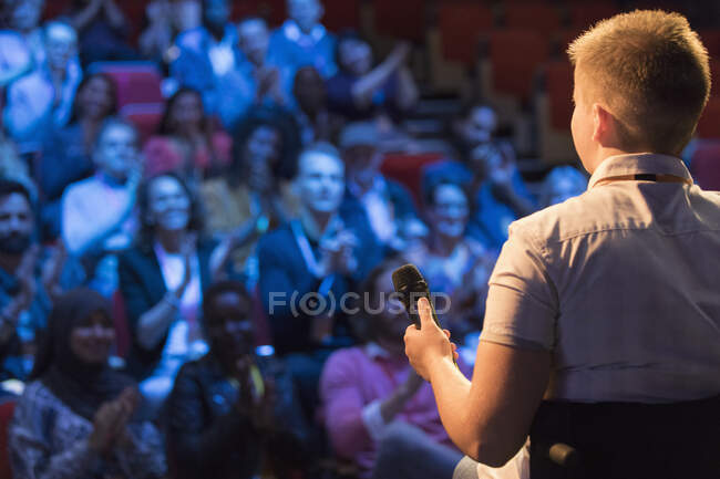 Orador feminino em cadeira de rodas com microfone no palco conversando com o público — Fotografia de Stock