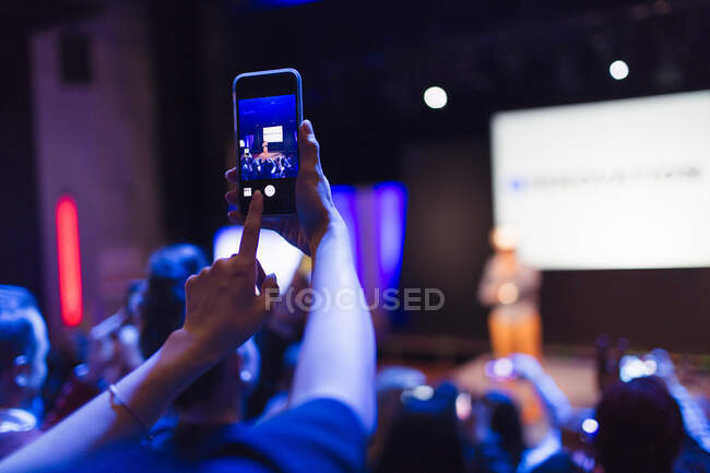 Mulher com câmera telefone fotografar apresentação conferência — Fotografia de Stock