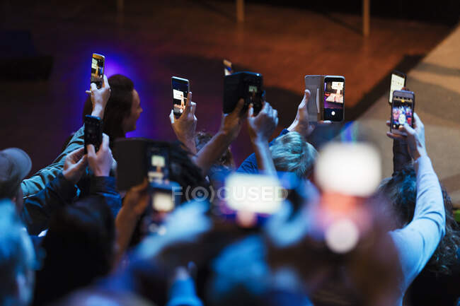 Pubblico con smart phone videoconferenza — Foto stock