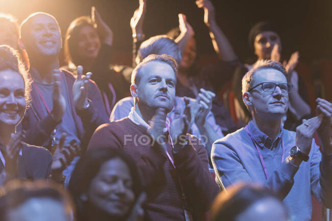 Hombres aplaudiendo en audiencia - foto de stock