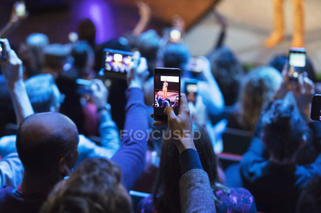 Аудитория с помощью телефонов с камерами — стоковое фото