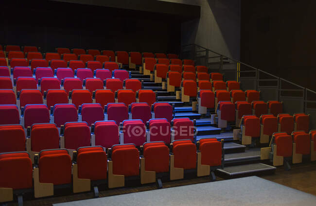 Assentos vermelhos em auditório vazio — Fotografia de Stock