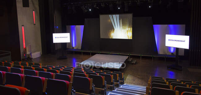 Pantallas de proyección y asientos en auditorio de conferencia vacío - foto de stock
