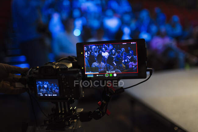 Vista de la audiencia en el visor de cámara digital - foto de stock