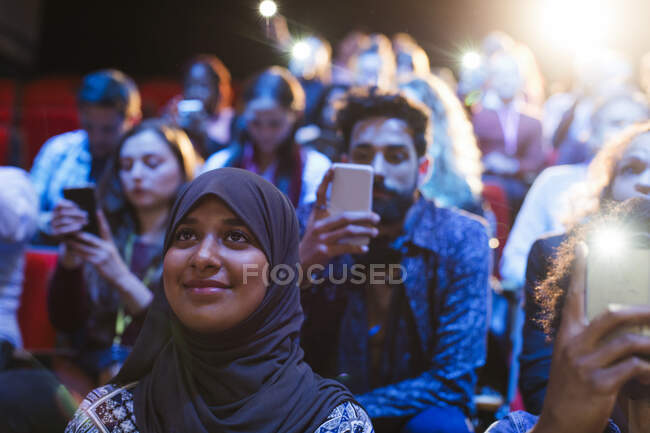 Sorridente donna in hijab in ascolto in pubblico — Foto stock