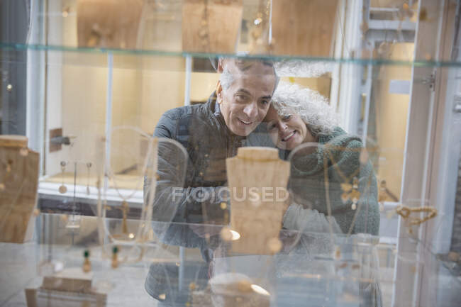 Senioren-Paar beim Schaufensterbummel an Schmuckgeschäft — Stockfoto