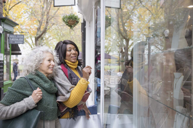 Mulheres sênior janela de compras na loja urbana — Fotografia de Stock