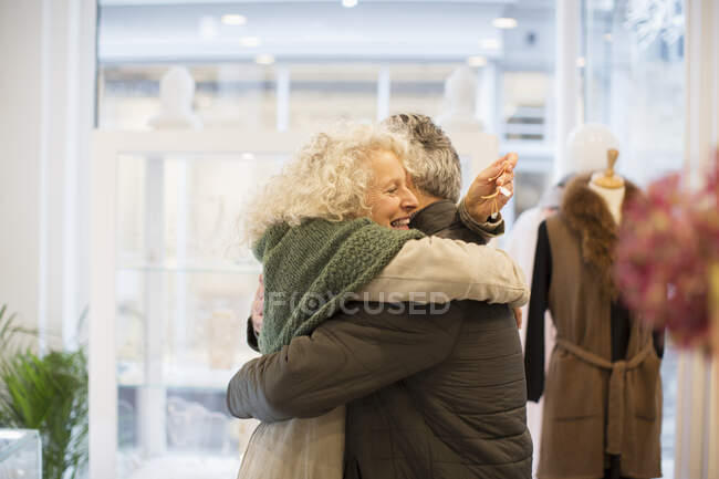 Felice donna anziana abbracciare marito in gioielleria — Foto stock