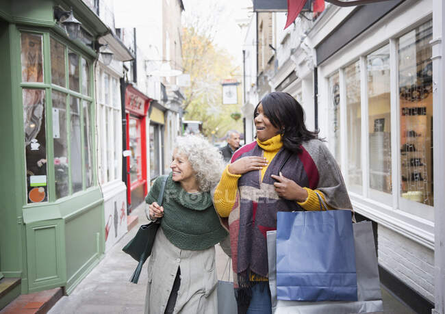 Старші жінки друзі вікна покупки за межами магазину — стокове фото