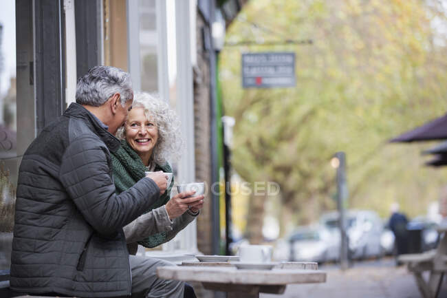 Seniorenpaar trinkt Kaffee im Bürgersteig-Café — Stockfoto