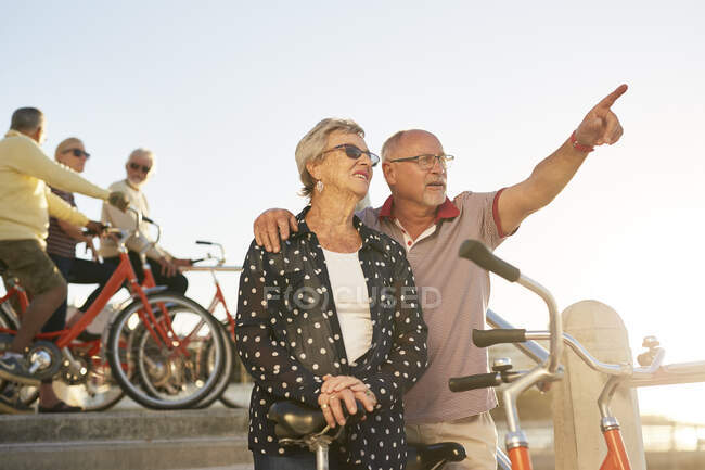 Активные пожилые туристы с велосипедами, смотрящие на вид — стоковое фото