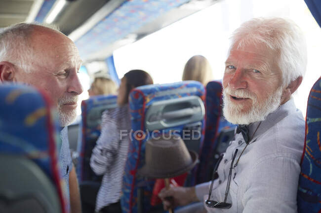 Портрет усміхнений, впевнений активний старший чоловік турист на екскурсійному автобусі — стокове фото