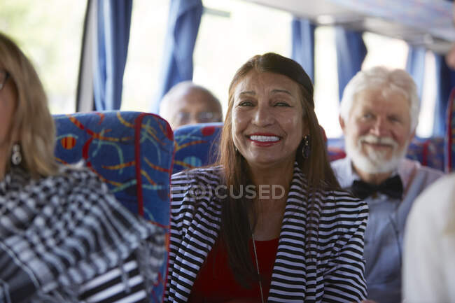 Retrato sonriente, seguro de sí mismo mujer mayor activo turista a caballo autobús turístico - foto de stock