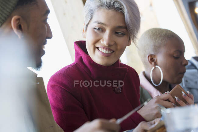 Усміхнена молода жінка розмовляє з другом — стокове фото