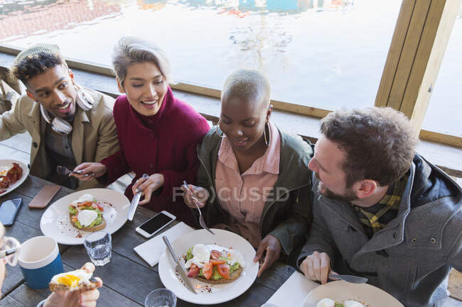 Amigos tomando café da manhã no restaurante — Fotografia de Stock