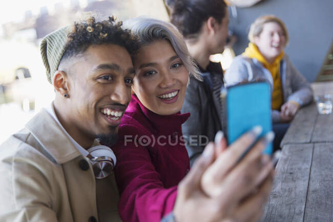 Усміхнена молода пара бере селфі в камері телефону — стокове фото