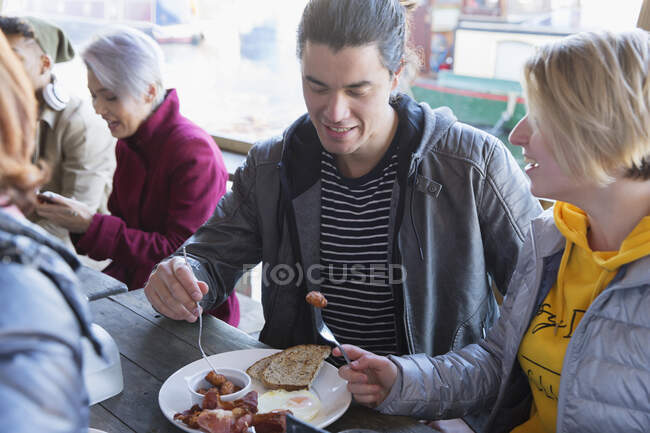 Couple sharing breakfast at restaurant outdoor patio — Stock Photo