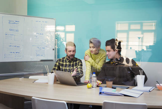Pessoas de negócios que trabalham no laptop em reunião de sala de conferência — Fotografia de Stock