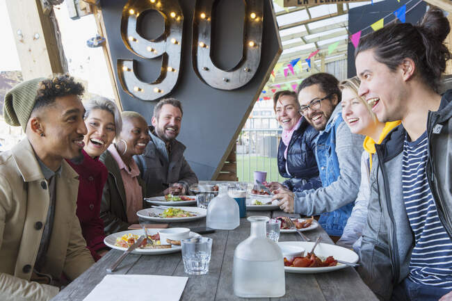 Glückliche Freunde genießen Frühstück im Restaurant Außenterrasse — Stockfoto