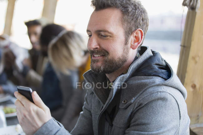 Uomo sms con smart phone — Foto stock