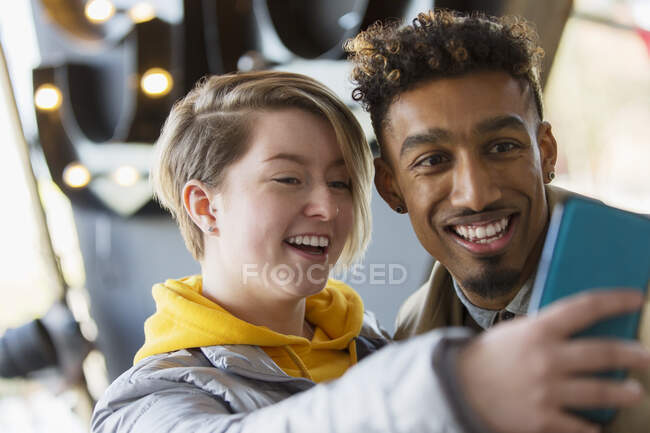 Sorrindo jovem casal tomando selfie com telefone da câmera — Fotografia de Stock