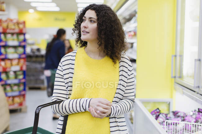 Женщина покупки в супермаркете — стоковое фото