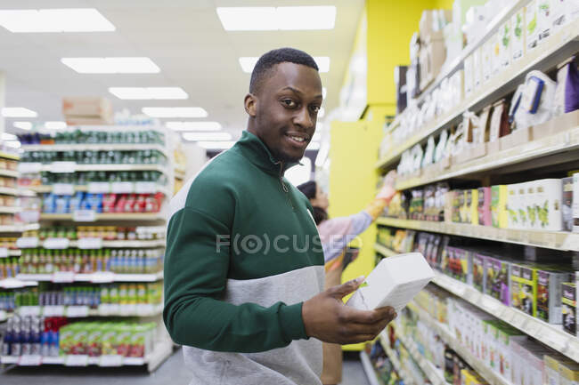 Portrait man shopping in supermarket — Stock Photo