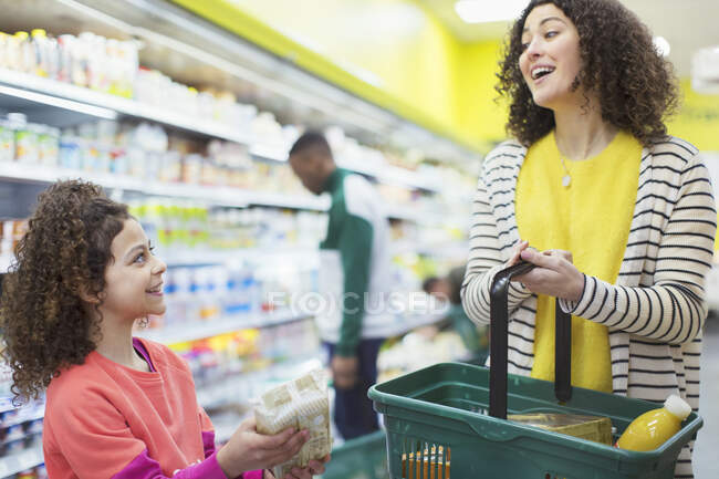 Мати і дочка купують в супермаркеті — стокове фото
