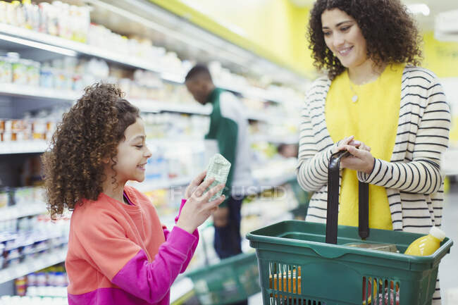 Mother and daughter shopping in supermarket — Stock Photo