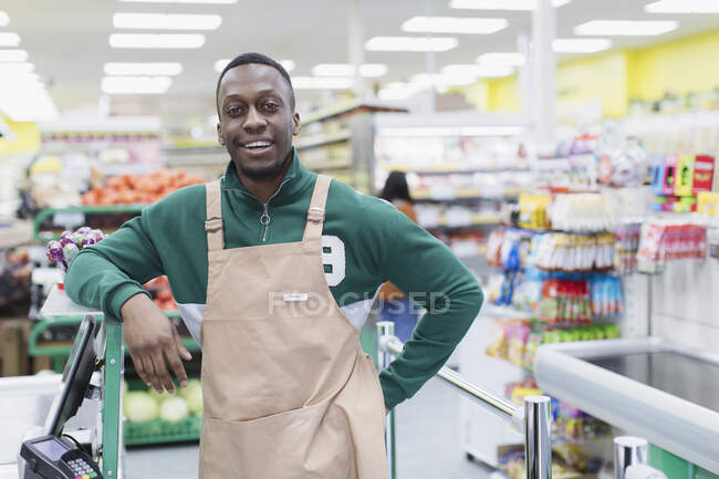 Retrato de confianza tendero masculino que trabaja en el supermercado - foto de stock