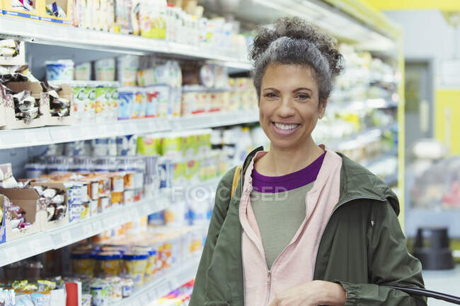 Retrato sonriente, mujer segura de comprar en el supermercado - foto de stock