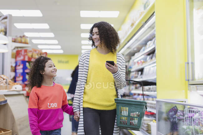 Мать и дочь Шоппинг в супермаркете — стоковое фото