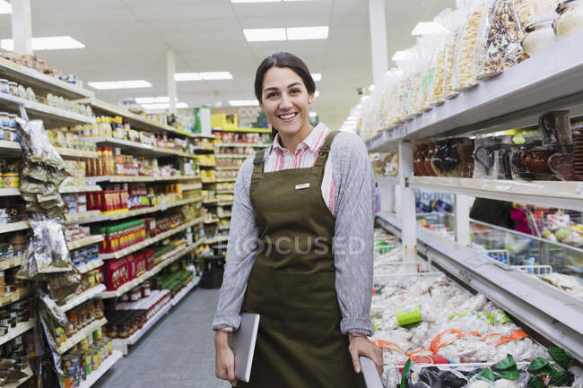 Retrato sorrindo confiante mulher merceeiro trabalhando no supermercado — Fotografia de Stock