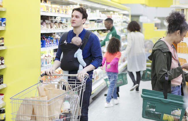 La gente che fa shopping al supermercato — Foto stock