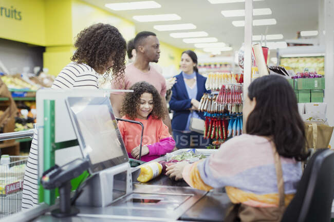 Каса допомагає клієнтам під час перевірки в супермаркеті — стокове фото