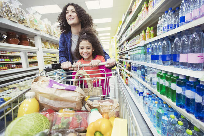 Madre e figlia Shopping nel supermercato — Foto stock