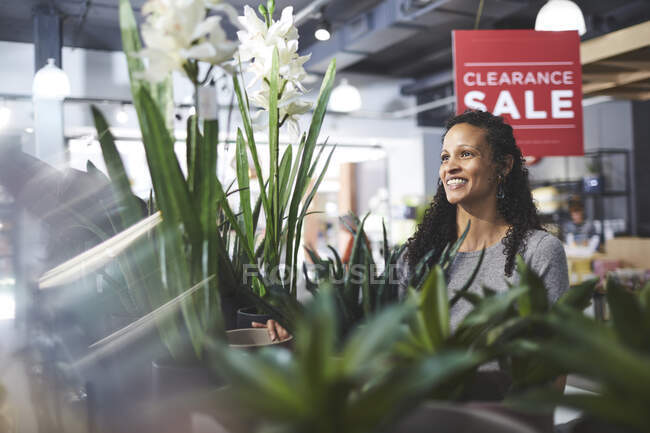 Smiling woman shopping for home decor — Stock Photo