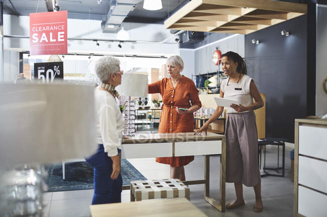 Donne che fanno shopping nel negozio di arredamento — Foto stock