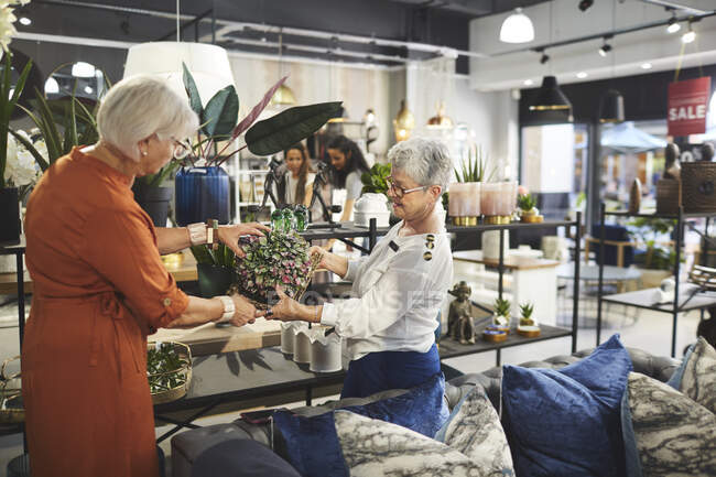Mulheres idosas que fazem compras na loja de decoração de casa — Fotografia de Stock