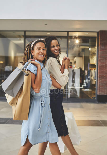 Portrait happy women friends shopping in mall — Stock Photo