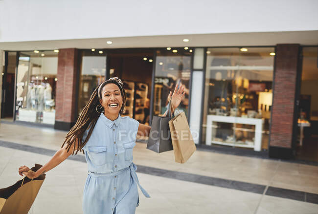 Porträt aufgeregte Frau beim Einkaufen in Einkaufszentrum — Stockfoto