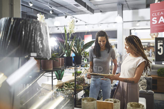 Femmes faisant du shopping à la maison boutique de décoration — Photo de stock
