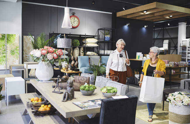 Senior femmes faisant du shopping à la maison boutique de décoration — Photo de stock