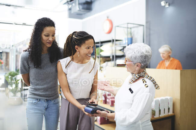 Caissière payante femme dans le magasin de décoration à la maison — Photo de stock